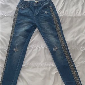 Ankle length leopard detail jeans